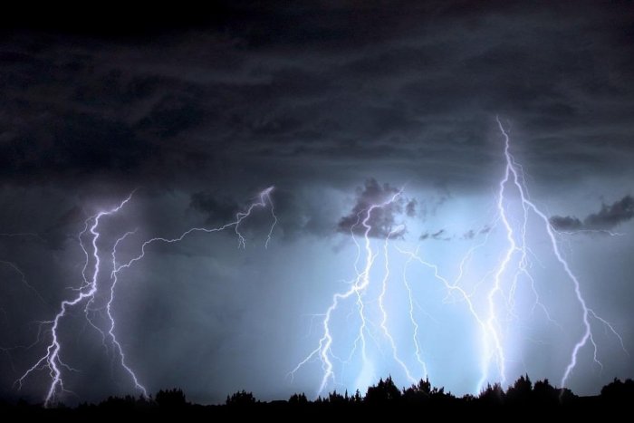 Ilustračný obrázok k článku Meteorológovia VARUJÚ takmer celý Košický kraj: Hrozia búrky s KRÚPAMI!