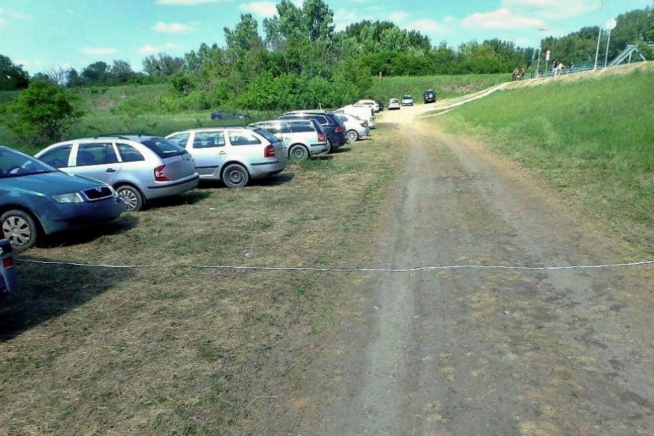 Ilustračný obrázok k článku Desiatky vodičov porušili zákon: Parkovali priamo pri lávke v Hlohovci
