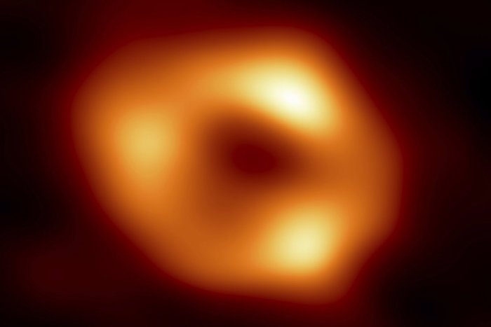 Prvá snímka supermasívnej čiernej diery v strede Mliečnej cesty.