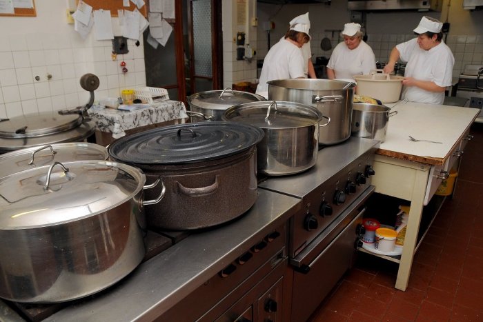 Ilustračný obrázok k článku Školské kuchárky ZÚRIA: Všetko je drahé, peňazí na obedy je málo a odmeny sú slabé