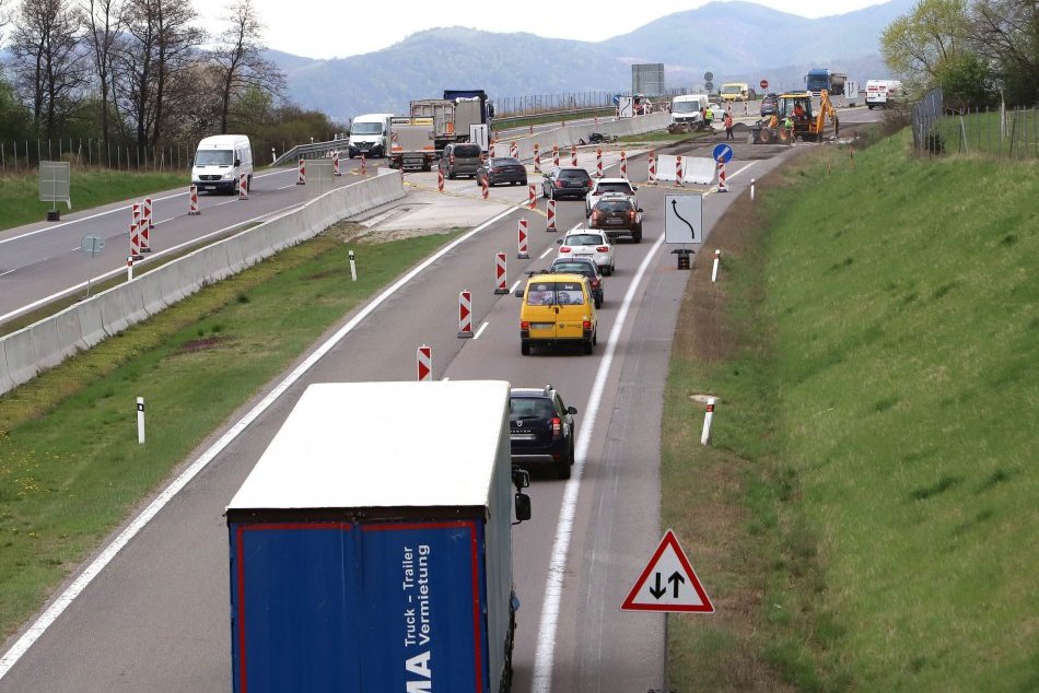 Ilustračný obrázok k článku AKTUÁLNE zábery z R1: Pre rekonštrukciu mosta čelia vodiči obmedzeniam, FOTO