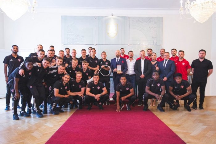 Ilustračný obrázok k článku Na radnici prevládla červeno-čierna farba: Primátor prijal hráčov Spartaka
