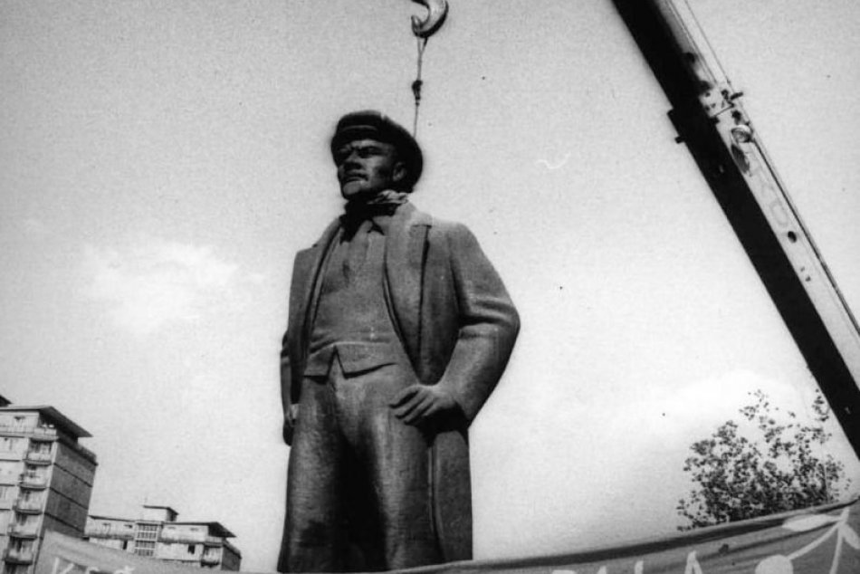 Ilustračný obrázok k článku Pred 32 rokmi v Bystrici "padol" Lenin: Šanca pre Slovensko, písalo sa na plagátoch, FOTO