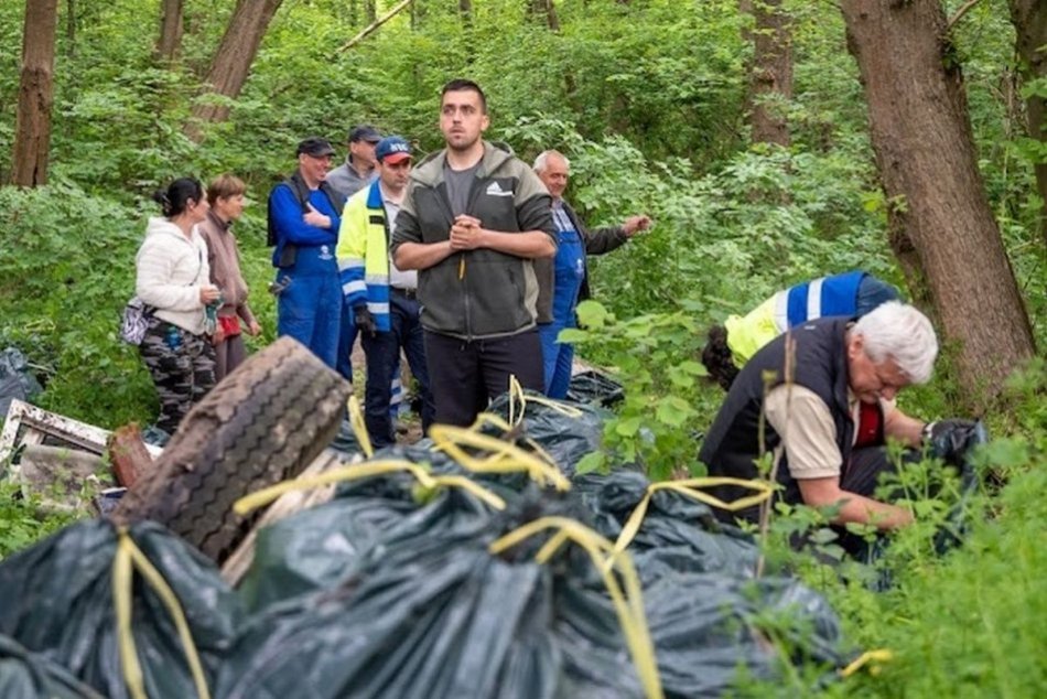 Ilustračný obrázok k článku Študenti SPU si vyhrnuli rukávy: Vyzbierali niekoľko nákladných áut odpadu