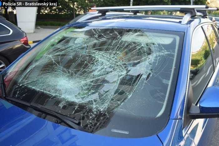 Ilustračný obrázok k článku Agresívny muž pri Kežmarku: Manželke sa vyhrážal ZABITÍM, kameňom rozbil čelné sklo auta