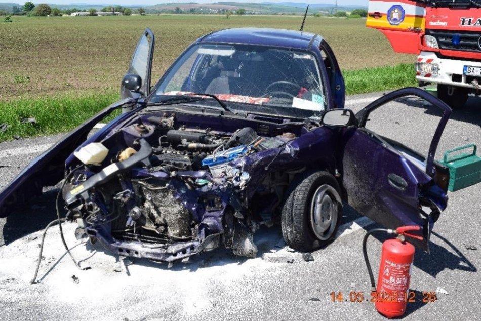 Ilustračný obrázok k článku Hrozivé následky nehody na Gemeri: Po zrážke áut utrpeli 4 ľudia zranenia, FOTO