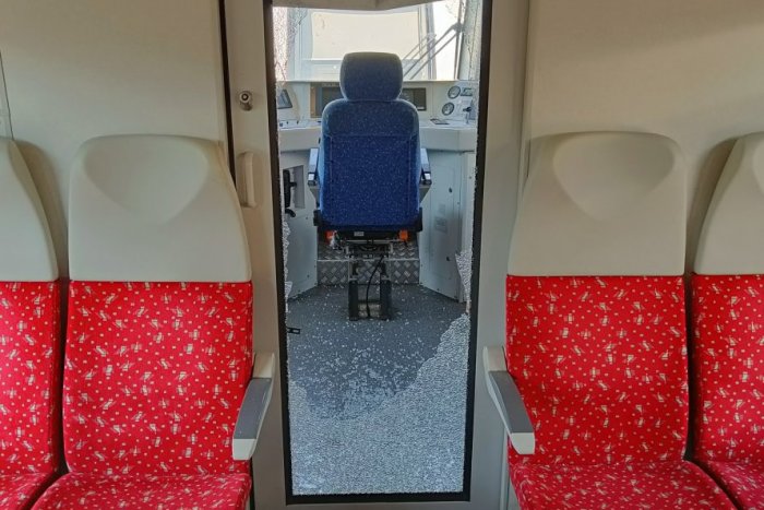 Ilustračný obrázok k článku Dráma vo vlaku: Mladík na trase Prešov-Humenné rozbil sklo kabíny rušňovodiča