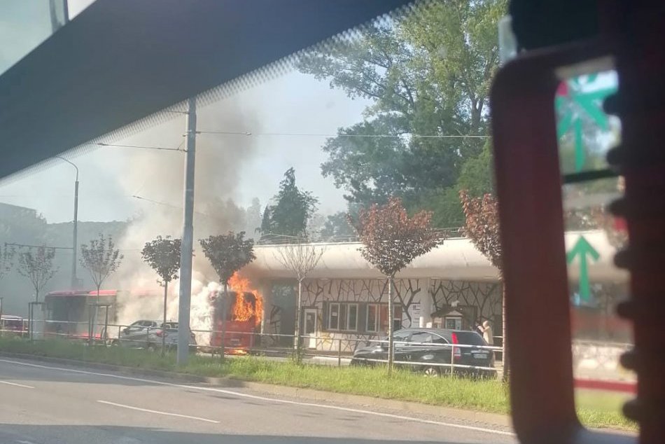 Ilustračný obrázok k článku Dráma na zastávke MHD v Bratislave: Z horiaceho autobusu ŠĽAHALI obrovské plamene, FOTO