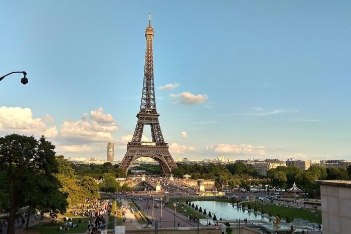 Eiffelova veža láka turistov