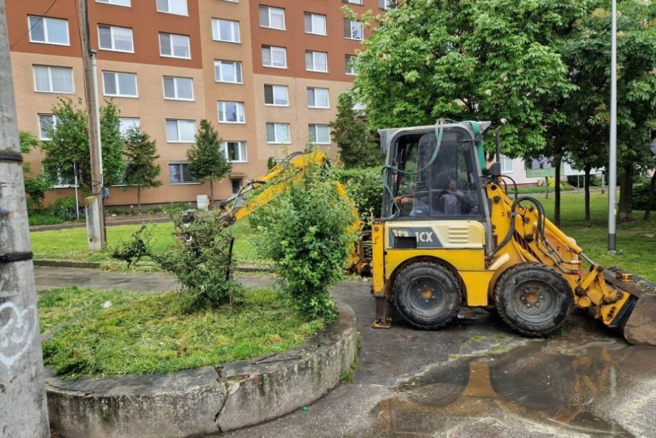 Ilustračný obrázok k článku Boj proti neprispôsobivým občanom: Vysedávali na múriku, mesto ho zrušilo