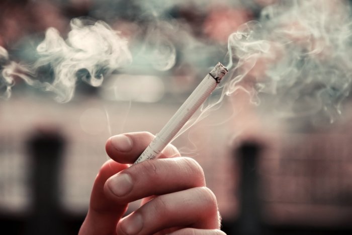 Ilustračný obrázok k článku V Košiciach je rozhodnuté: Cigaretu si už pri čakaní na obed na terase NEZAPÁLITE
