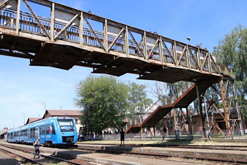 Ilustračný obrázok k článku Lávku nad železnicou čaká rekonštrukcia: Trvať bude 9 mesiacov