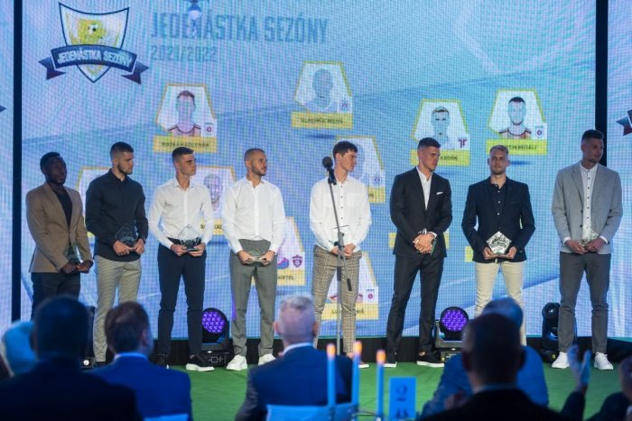 Ilustračný obrázok k článku Vybrali NAJ futbalistov sezóny: Špeciálne ocenenia putujú aj do Zlatých Moraviec