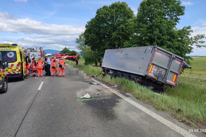 Ilustračný obrázok k článku OBROVSKÁ tragédia pri Fekišovciach: Zrážku auta s kamiónom neprežili traja ľudia, FOTO