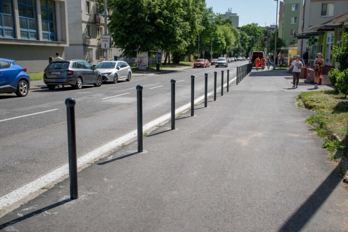 Ilustračný obrázok k článku Autá tu stáť už nebudú: Mesto osadilo bezpečnostné stĺpiky na chodník