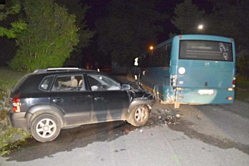 Ilustračný obrázok k článku Nehoda OPITÉHO vodiča: V Radošine nabúral do zaparkovaného AUTOBUSU!
