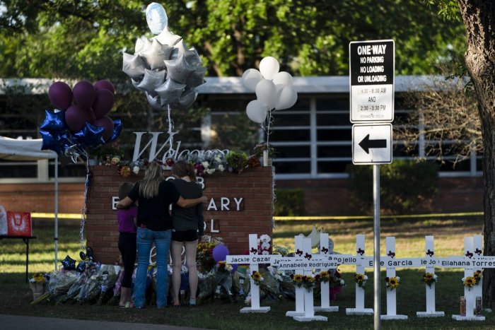 Ilustračný obrázok k článku Manžel zastrelenej učiteľky z Texasu sa emočne zrútil: Zomrel ŽIAĽOM na infarkt