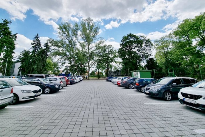 Ilustračný obrázok k článku V areáli nemocnice pribudla STOVKA parkovacích miest: Už onedlho parkovanie SPOPLATNÍ