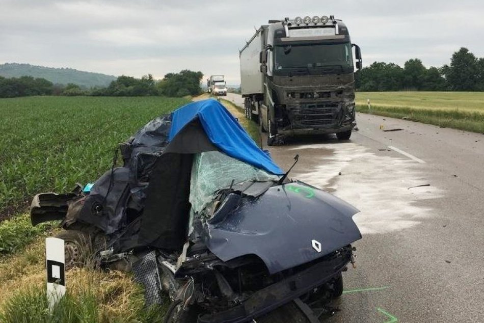 Ilustračný obrázok k článku Z auta zostala iba kopa šrotu: Po čelnej zrážke s kamiónom zomreli dvaja ľudia