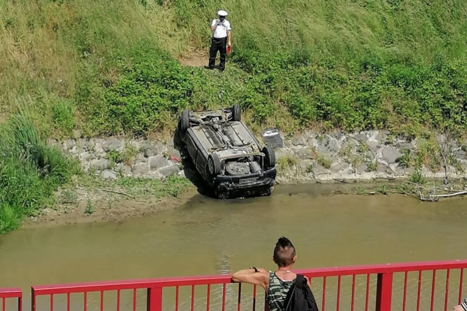 Ilustračný obrázok k článku KURIÓZNA nehoda na Jazdeckej: Auto skončilo na streche a v koryte rieky! FOTO