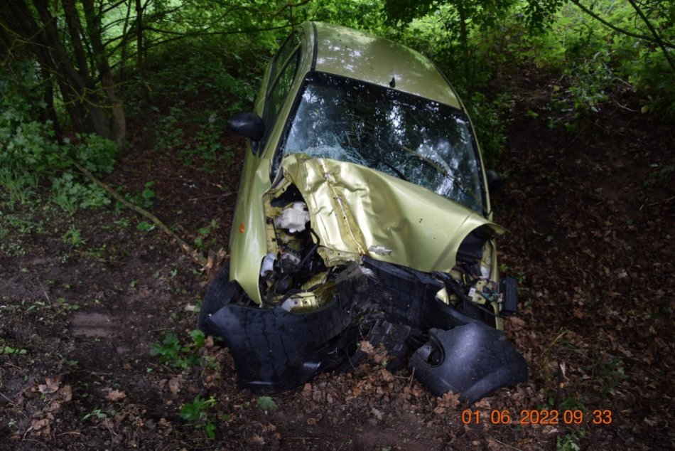 Ilustračný obrázok k článku Nové INFO o nehode pri Lučenci: Vodička pred nárazom do stromu prešla do protismeru, FOTO