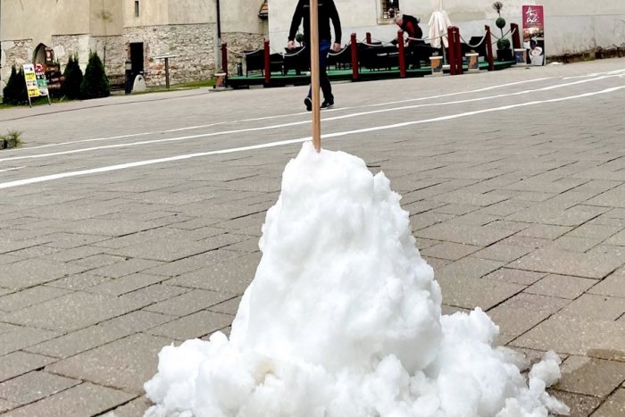 Ilustračný obrázok k článku Nečakaný úkaz v meste, hoci je jún: Sneh v CENTRE Popradu!