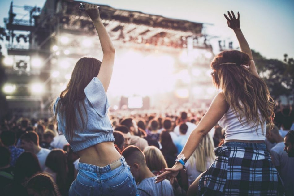 Ilustračný obrázok k článku glo™ zóna na Lovestream festivale hľadá DJ talenty a šťastných majiteľov 28 vstupeniek