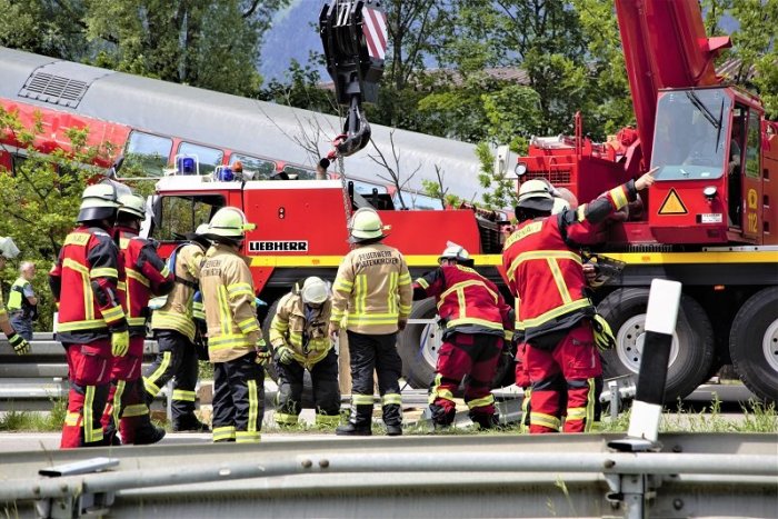 Ilustračný obrázok k článku Tragédia v Nemecku: VYKOĽAJIL sa vlak, na mieste sú MŔTVI aj množstvo zranených + FOTO