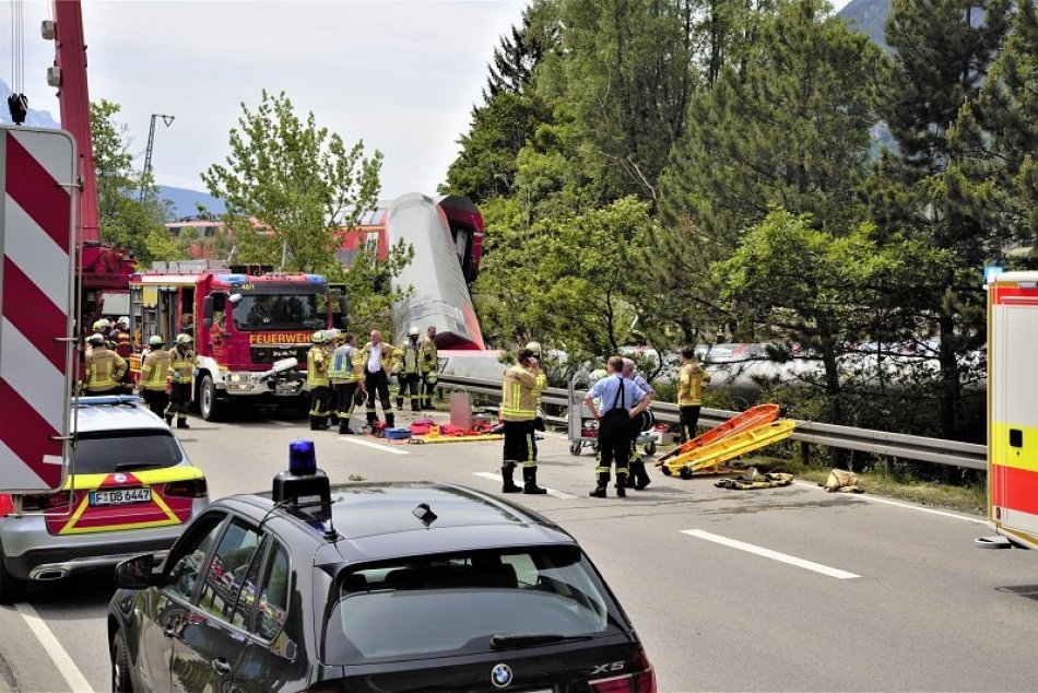 Ilustračný obrázok k článku Počet obetí vlakovej nehody v Nemecku NARÁSTOL: Koľko ľudí je NEZVESTNÝCH?