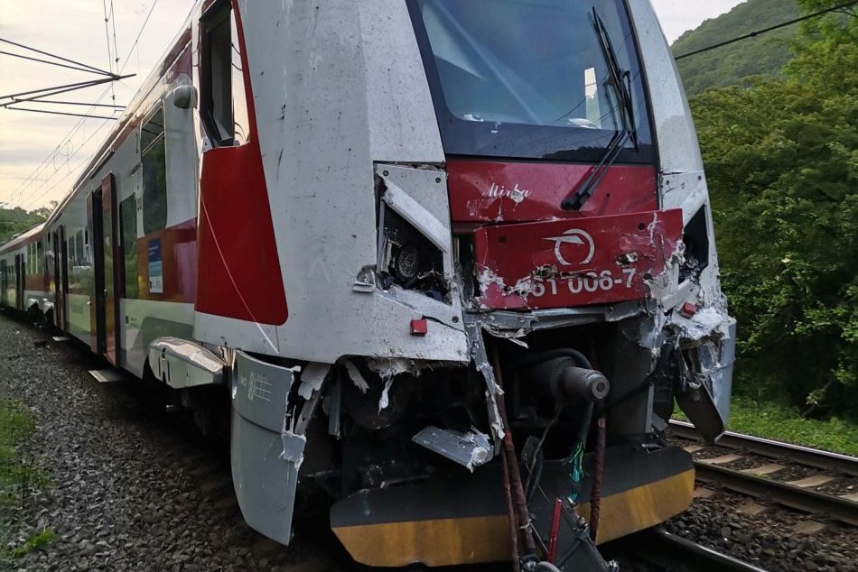 Ilustračný obrázok k článku Slovensko sa spamätáva zo ZRÁŽKY vlakov: TRAJA ľudia sú ťažko zranení. Ako sa NEHODA stala?