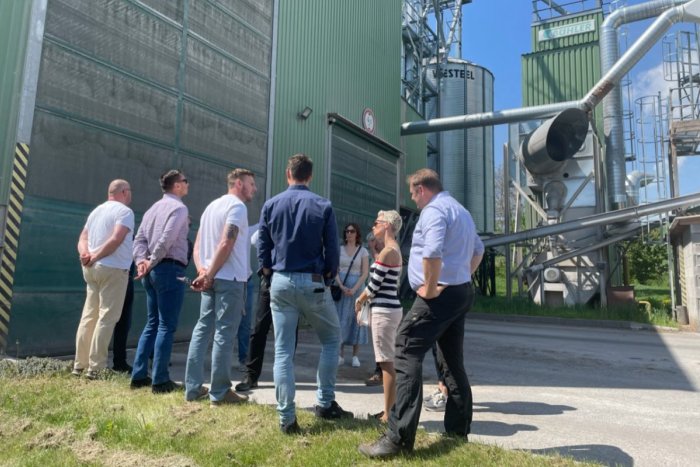 Ilustračný obrázok k článku Poslanci Kalnej sa presvedčili, že odstrániť hluk a prach z farmy je možné