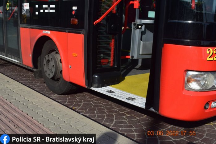 Ilustračný obrázok k článku Ťažko zranený muž na zastávke MHD v Bratislave: Autobus mu PREŠIEL po nohe