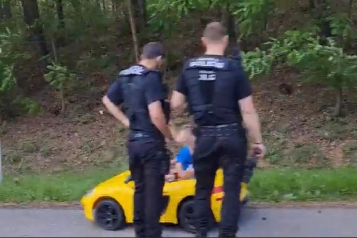 Ilustračný obrázok k článku Chlapci v hračkárskom aute brázdili PO DIAĽNICI! Policajtom tvrdili, že zle odbočili, VIDEO