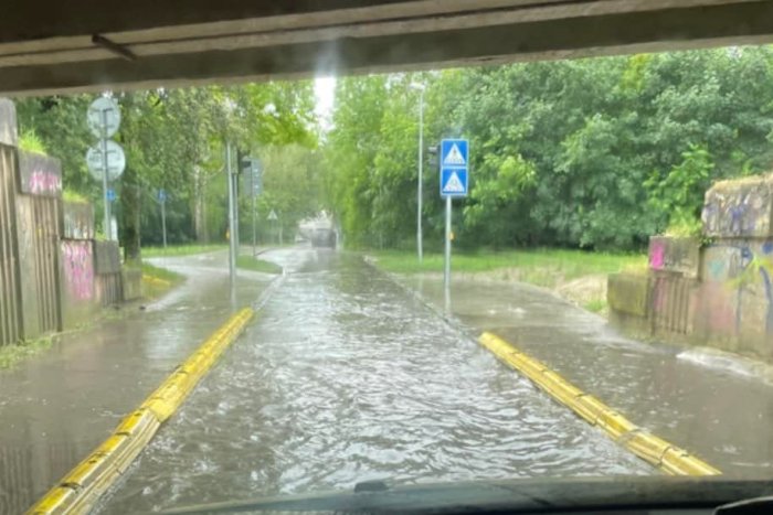 Ilustračný obrázok k článku Nitra sa opäť premenila na malé Benátky: Prvý lejak zatopil viaceré ulice