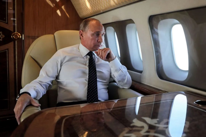 Ilustračný obrázok k článku Taktika či paranoja: Posiela Putin zo zahraničných ciest domov svoju stolicu a moč?