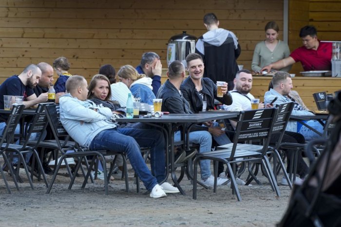 Ilustračný obrázok k článku Dopady sankcií už pociťujú aj bežní Rusi: V baroch DOCHÁDZA zahraničný alkohol!