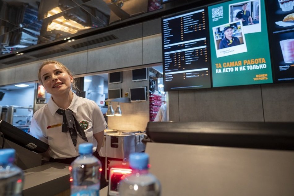Ilustračný obrázok k článku Vysmiaty personál a dlhé rady: Rusi si otvorili vlastný McDonald's, takto vyzerá, FOTO
