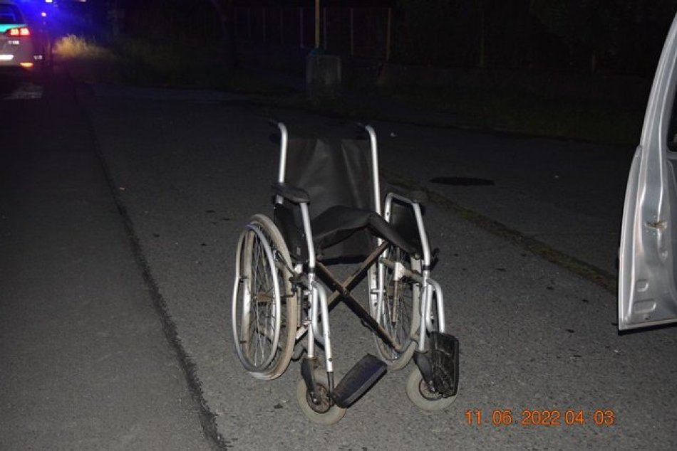 Ilustračný obrázok k článku KURIÓZNA nehoda v Lučenci: Opitý vozíčkar sa na ceste zrazil s autom, FOTO