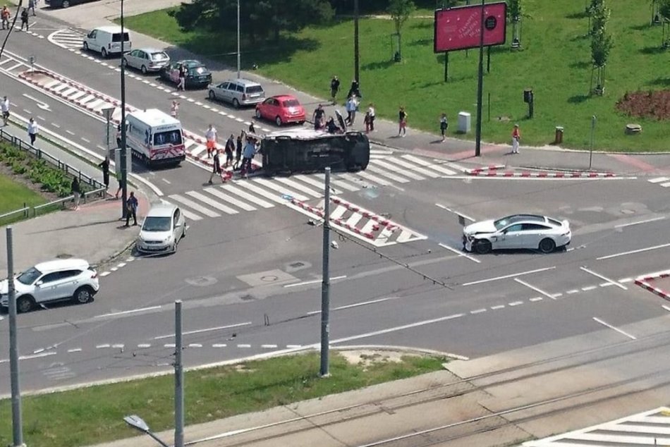 Ilustračný obrázok k článku FOTO: VÁŽNA nehoda v Bratislave. Auto sa zrazilo so SANITKOU, jedna osoba zomrela