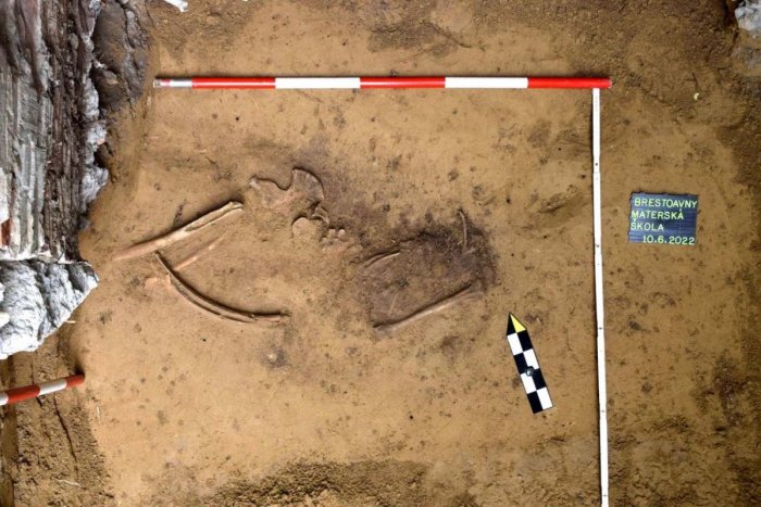 Ilustračný obrázok k článku Odhalili hrob z doby bronzovej: Archeológom pri jeho odkrývaní asistovali aj škôlkari