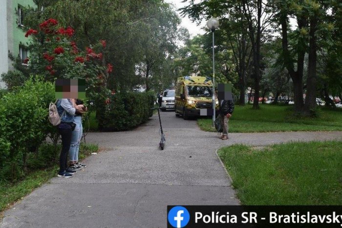 Ilustračný obrázok k článku BLÁZNIVÁ jazda kolobežkárky v Bratislave: Na chodníku ZRAZILA ženu, tá skončila v nemocnici