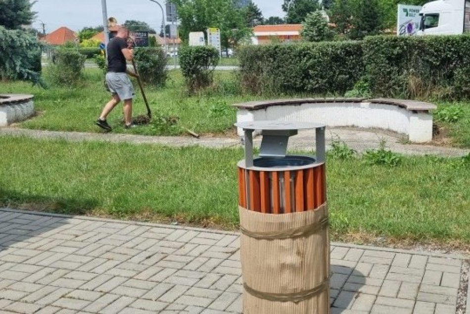 Ilustračný obrázok k článku Pribinov park sa mení na vkusnejšie miesto: Pribudli aj nové smetné nádoby
