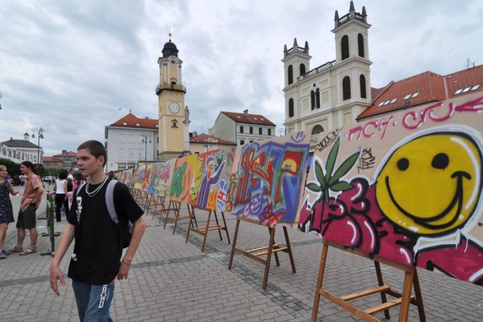 Ilustračný obrázok k článku Spomínate si na veľkú akciu SPREJEROV? Pred 15 rokmi zaplnili námestie grafittmi, FOTO