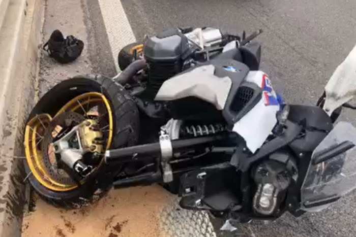 Ilustračný obrázok k článku Nehoda 3 áut a motocykla na diaľnici: Jeho vodič zostal SEDIEŤ na streche vozidla, VIDEO
