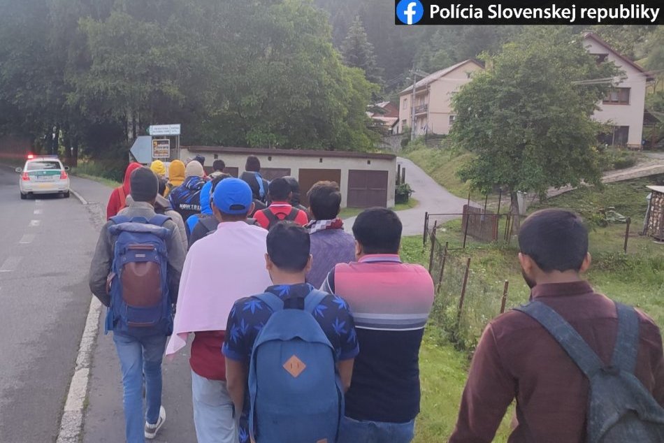 Ilustračný obrázok k článku Nečakaný objav pri Bystrici: Policajti zadržali 20 Bangladéšanov bez dokladov, FOTO