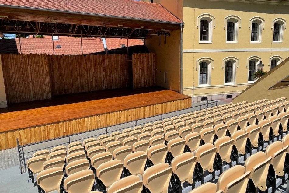 Ilustračný obrázok k článku Komárno ukončilo rekonštrukciu hľadiska a javiska: Pribudli stovky nových sedadiel