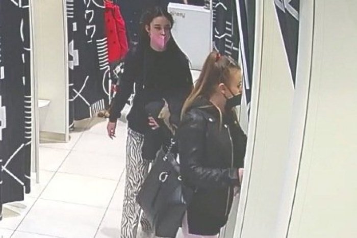 Ilustračný obrázok k článku V nákupnom centre zmizol tovar: Prešovská polícia má otázky pre dievčatá na FOTKÁCH