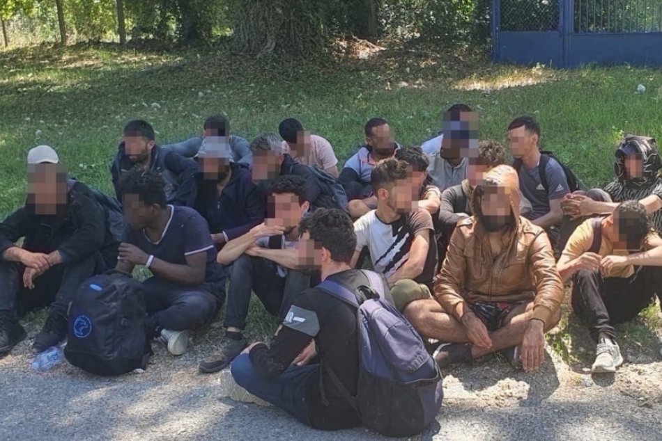 Ilustračný obrázok k článku Sýrčan previezol na Slovensko 24 nelegálnych migrantov: Rozutekali sa do lesíka, FOTO