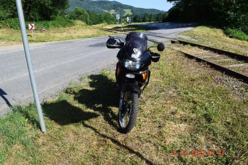 Ilustračný obrázok k článku Ešteže nešiel vlak! Opitý motorkár spadol neďaleko Revúcej priamo v koľajisku, FOTO