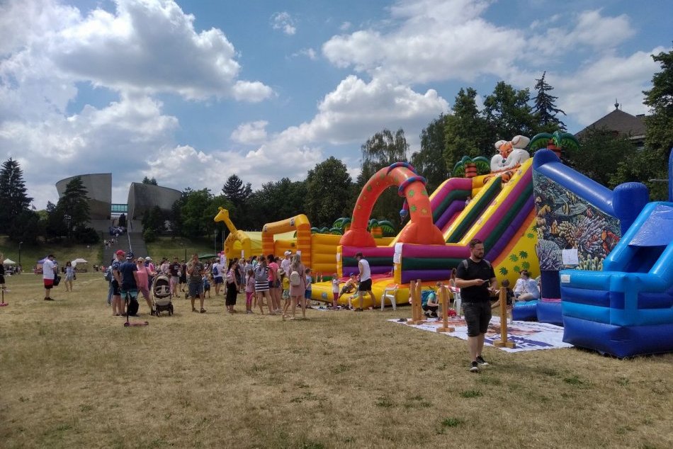 Ilustračný obrázok k článku Penová SHOW, ATRAKCIE aj OLDIES párty: Hurá prázdniny odštartujú leto v Bystrici